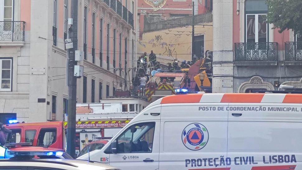 Funicularul din Lisabona a deraiat. Autoritățile anunță cel puțin 15 morți și 18 răniți VIDEO