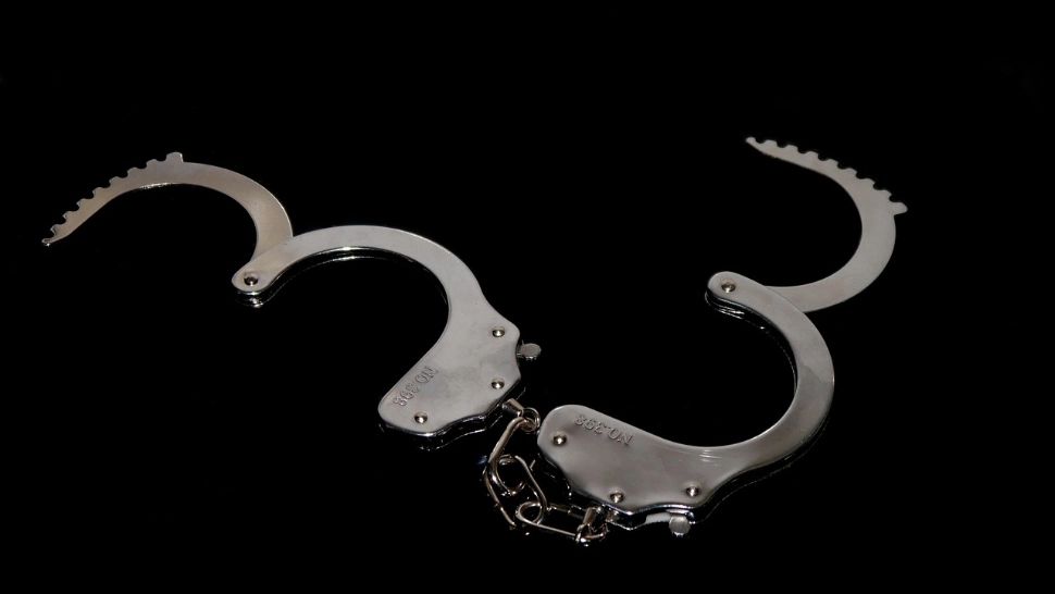 Bărbat reținut după ce a amenințat o administratoare de magazin și a recurs la gesturi obscene