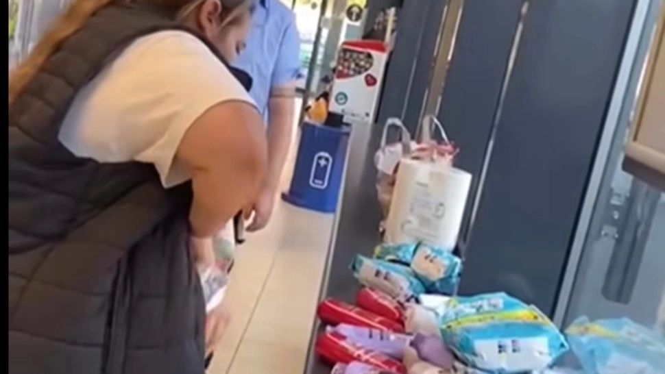 Video. Cantitatea-record de produse furate de două hoațe dintr-un hypermarket. Femeile au acoperit un raft întreg cu marfa sustrasă