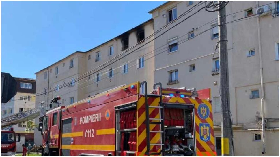  Incendiu de proporții într-un apartament din municipiul Mediaș. 20 de persoane s-au autoevacut