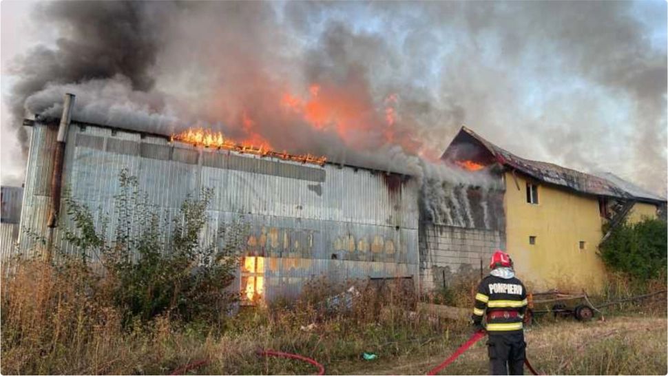 Incendiu de proporții în Prahova. O casă și un depozit de materiale de construcții, mistuite de flăcări