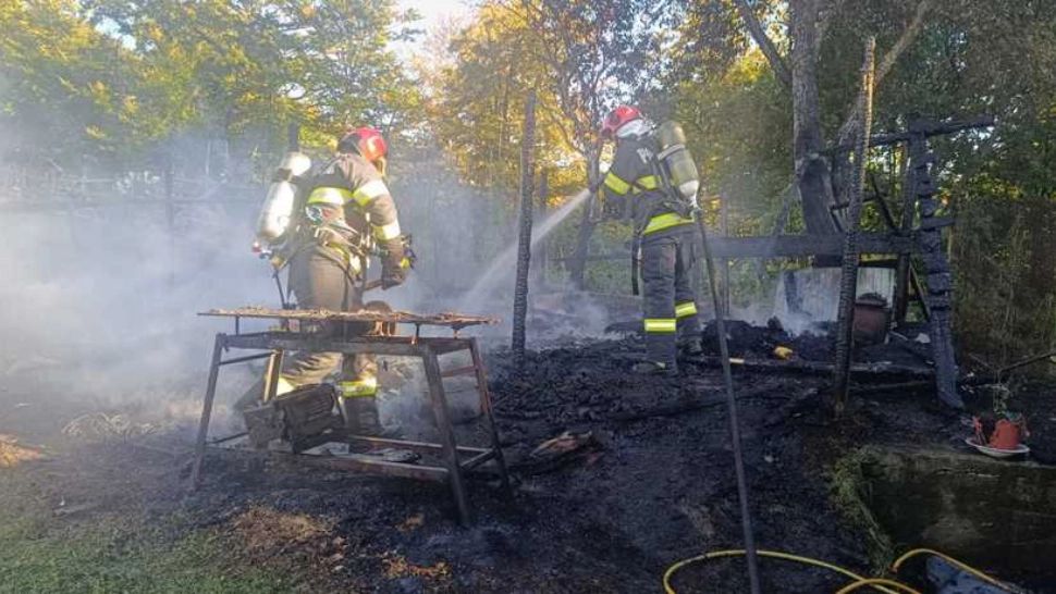 Incendiu puternic la o cabană din Parâng. Pompierii au mers pe jos pentru că nu se poate ajunge cu autospecialele