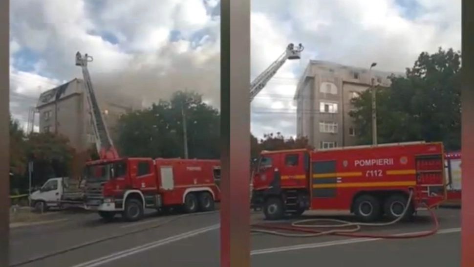 Mansarda unui bloc din Constanța a fost cuprinsă de flăcări. Mobilizare impresionantă de forțe la fața locului