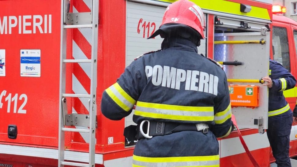 Un subofițer ISU i-a luat la bătaie pe pompierii care au venit să stingă casa pe care singur a incendiat-o