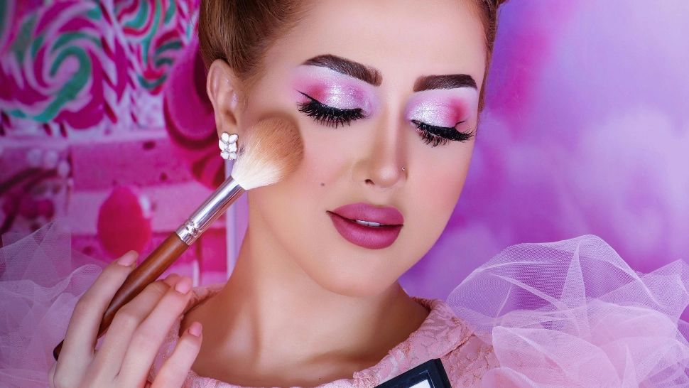 Greșeli de machiaj care îți pot afecta sănătatea ochilor și a tenului. Multe femei fac asta