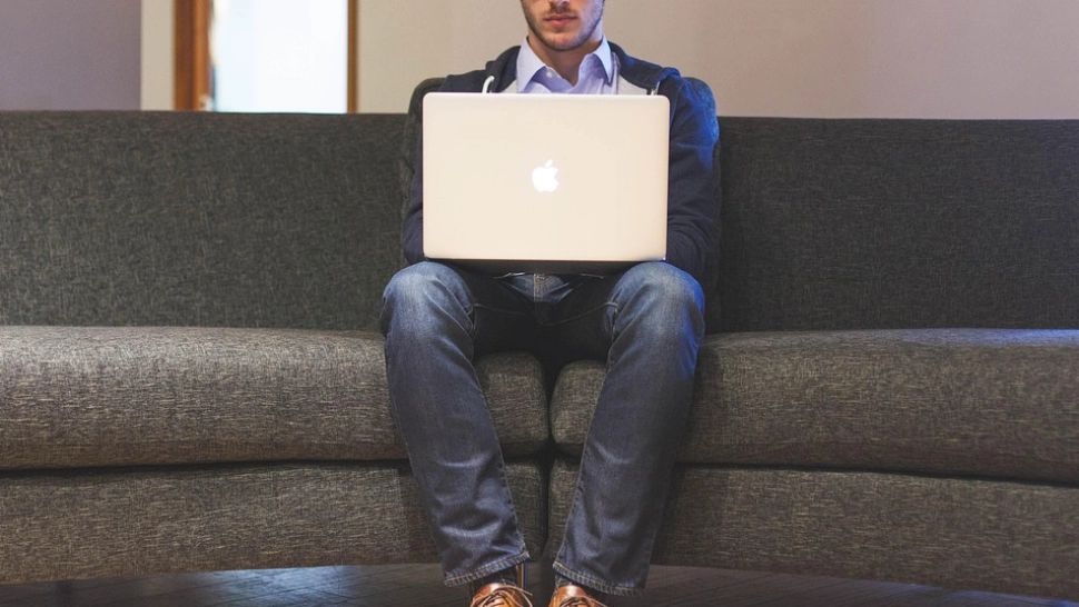 Tânăr de 23 ani - acuzat că a furat și distribuit poze ale unor tinere pe site-uri pentru adulți. Printre victime se numără și minore