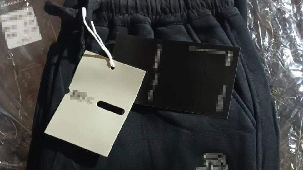 Haine contrafăcute în valoare de un milion de lei - descoperite într-un TIR ucrainean