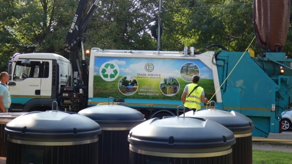 Autoturism, lovit de mașina de gunoi. O femeie a fost rănită