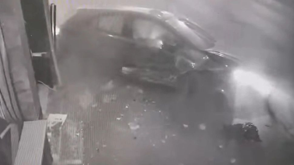 Un șofer băut s-a lovit de un refugiu de tramvai, după care s-a proptit cu mașina într-o casă de pariuri VIDEO