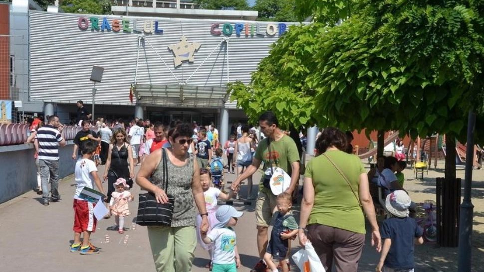 Alertă la Oradea: Băiețel agresat în Orășelul Copiilor, părinții cer ajutor pentru identificarea agresorilor