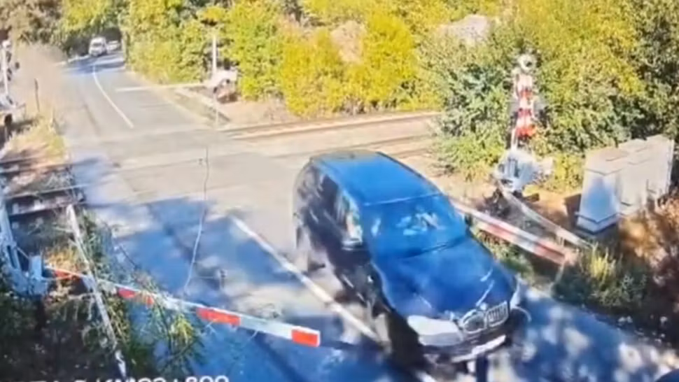 Inconștiență la trecerea de cale ferată din Pasărea: cinci persoane au ajuns la spital din cauza unui șofer grăbit