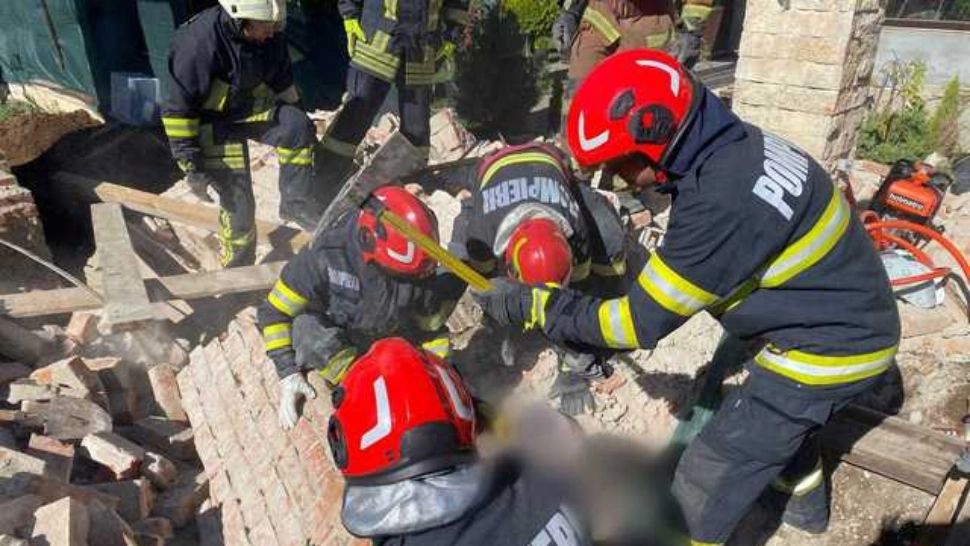 Intervenție contracronometru a pompierilor din Câmpina. Doi oameni au fost prinși sub un zid care s-a prăbușit - FOTO/VIDEO