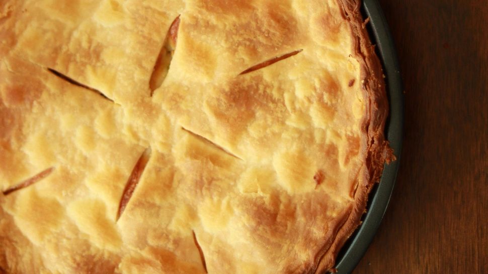 Plăcintă rustică cu varză călită și aluat fraged. Rețetă tradițională din Ardeal