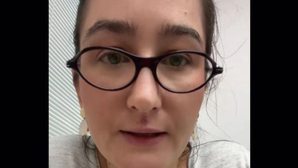 Avertisment pentru părinți! O profesoară îi îndeamnă să nu-și mai expună copiii în mediul online: „Cineva a pus cap la cap toate aceste informații și a acționat!”