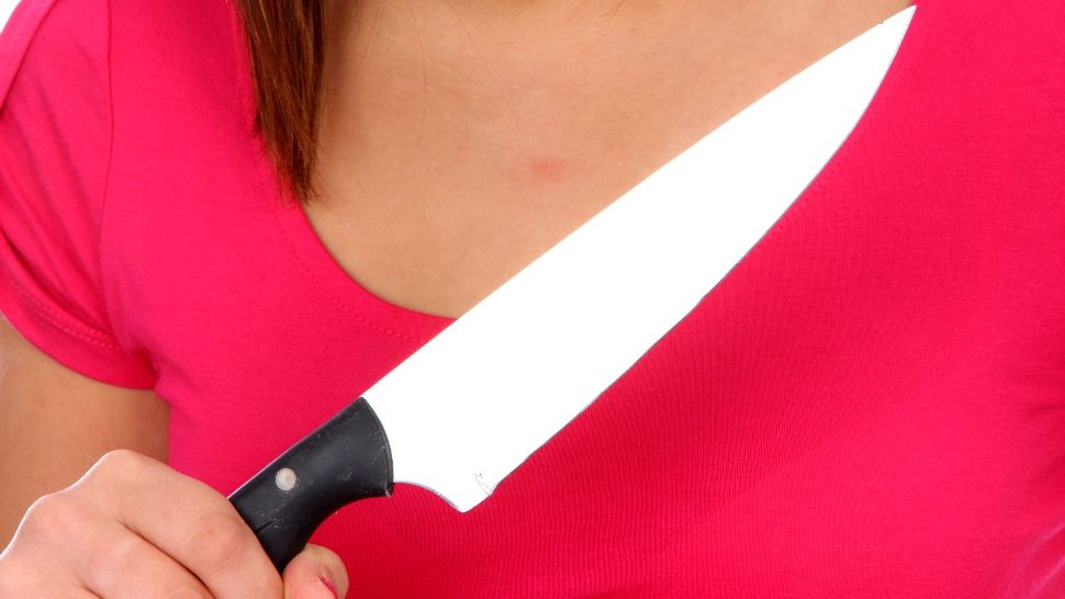 Femeie imobilizată de jandarmi, după ce a amenințat trecătorii cu un cuțit în fața autogării din Bacău: scene șocante