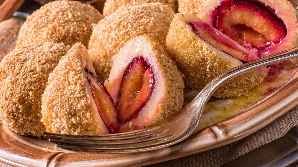 Găluște cu prune ca în vremea copilăriei: rețeta tradițională moldovenească