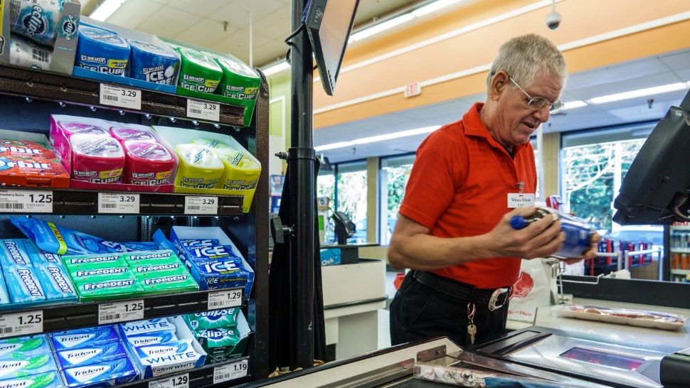 "Reformele" lui Bolojan și David încep să dea roade. Cadre didactice disponibilizate au ajuns să-și caute de lucru în magazine de cartier