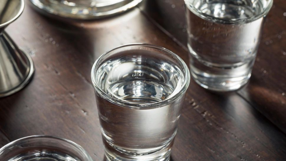 Cel puțin 25 de morți după ce au băut votcă contrafăcută, în Rusia: alcoolul otrăvit, distribuit de o educatoare de 60 de ani