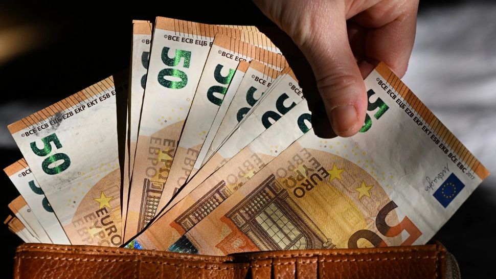 Băncile europene au ajuns le spună clienților să-și țină banii la saltea. Ce le-a determinat să emită acest avertisment