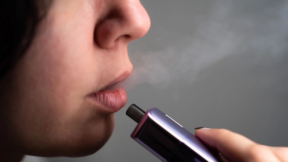 Elevă de clasa a VII-a, transportată la spital după ce ar fi inhalat dintr-o țigară electronică în care se aflau substanțe interzise