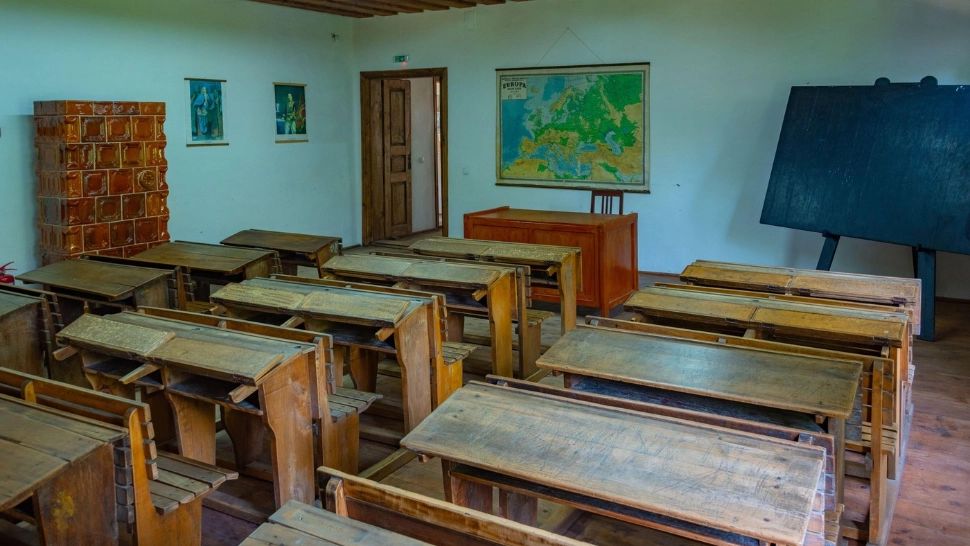 Scandal la o școală din Vrancea: o învățătoare a chemat poliția, copleșită de numărul copiilor cu probleme de comportament