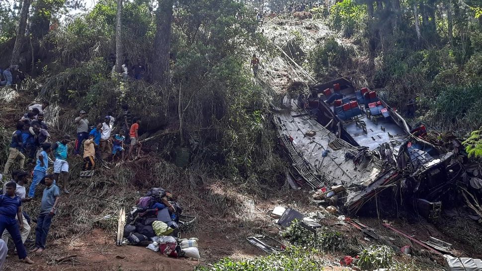 Tragedie într-o destinație turistică de vis: cel puțin 15 oameni au murit după ce un autocar s-a prăbușit într-o râpă. Printre victime, mame cu copii – VIDEO