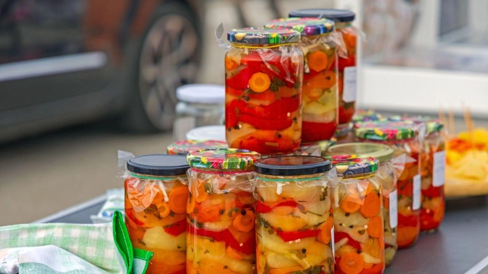 Cum păstrezi murăturile asortate crocante toată iarna: își vor menține gustul bogat și intens. Iată secretul! 