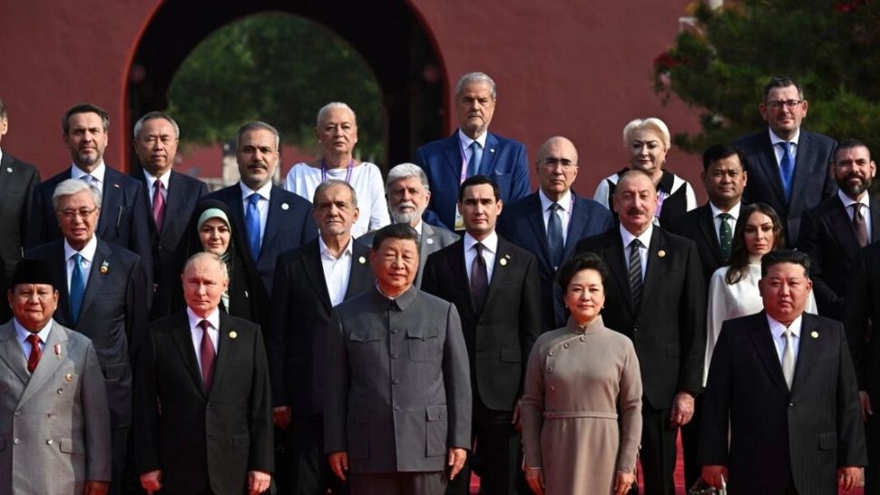 Năstase și Dăncilă au mers în China. Foștii premieri apar în poză cu Vladimir Putin și Kim Jong Un. Ce mesaj a transmis ministra rezist de Externe?
