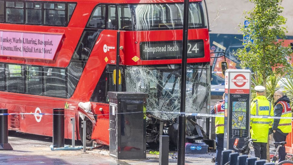 Incident grav la Londra! Un autobuz supraetajat a intrat în pietoni: 17 răniți - Martor: "Oamenii țipau, a fost îngrozitor"