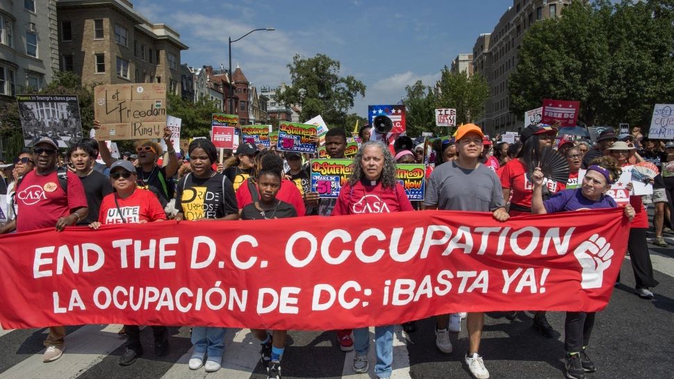 Proteste masive anti-Trump în Washington. Oamenii sunt revoltați față de trimiterea trupelor în capitala SUA