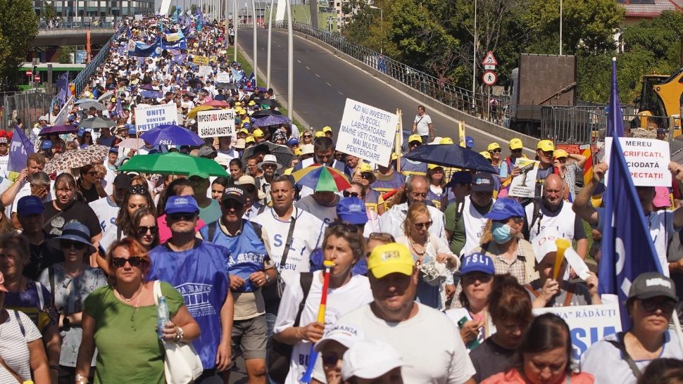 Ce spune Bolojan despre protestul profesorilor, care a scos mii de oameni nemulțumiți în stradă