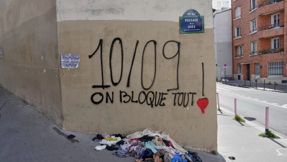 „Blocăm totul”. Francezii amenință cu haos național după prăbușirea guvernului. Fotoliul lui Macron se clatină