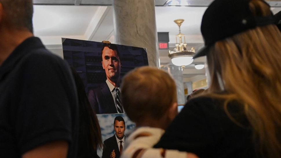 Ancheta în cazul asasinării influencerul Charlie Kirk. Arma crimei a fost recuperată, iar FBI are „imagini video clare” cu suspectul, care pare a fi „de vârstă studențească”- VIDEO