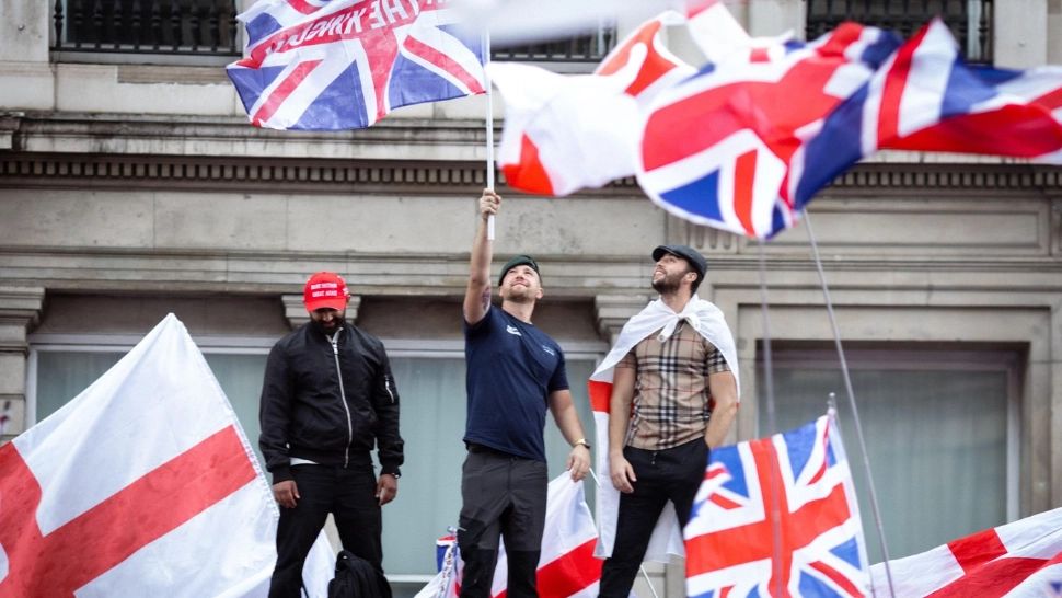 Live video. Londra fierbe. Sute de mii de oameni în stradă. Manifestanții anti-imigrație își strigă supărările, în timp ce cei pro-refugiați li se opun