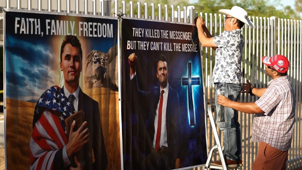 Zeci de mii de oameni așteptați la funeraliile lui Charlie Kirk. Președintele Donald Trump și vice J.D. Vance și-au anunțat prezența