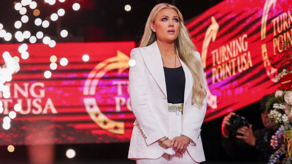 Fake News cu Erika Kirk: Văduva lui Charlie Kirk ar fi fost interzisă în România. Ce legături are cu țara noastră