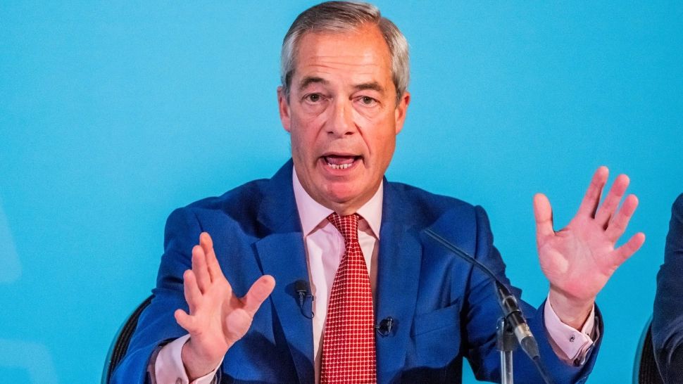 Sute de mii de români, în pericol în Marea Britanie după ce Nigel Farage a anunțat un plan cu schimbări radicale