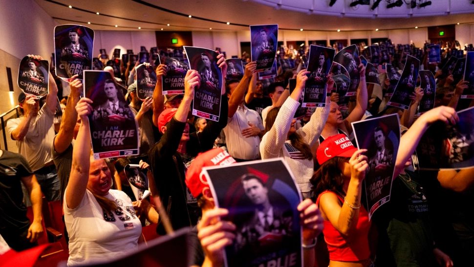 Omagiu impresionant pentru Charlie Kirk. Mii de oameni au participat la primul eveniment Turning Point după asasinatul care a șocat America