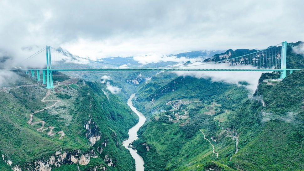 China inaugurează cel mai înalt pod din lume: 625 de metri peste Marele Canion Huajiang