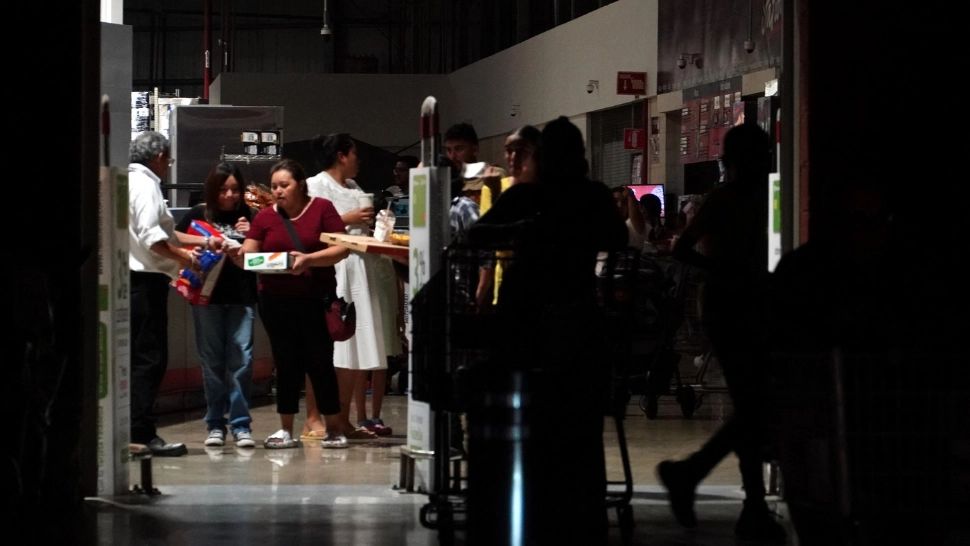 Un oraș întreg a rămas în beznă din cauza unei pene de curent. Haos pe drumuri, 2,3 milioane de oameni afectați