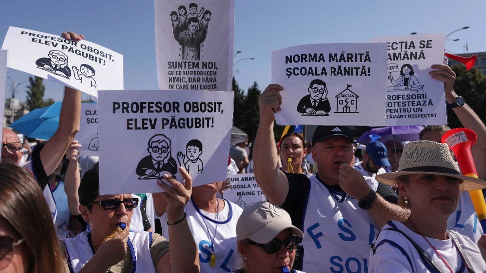 Profesor la protestul din Piața Victoriei: „În ultimii 30 de ani, niciun ministru n-a îndrăznit să se poarte cu noi cum s-a purtat Daniel David”