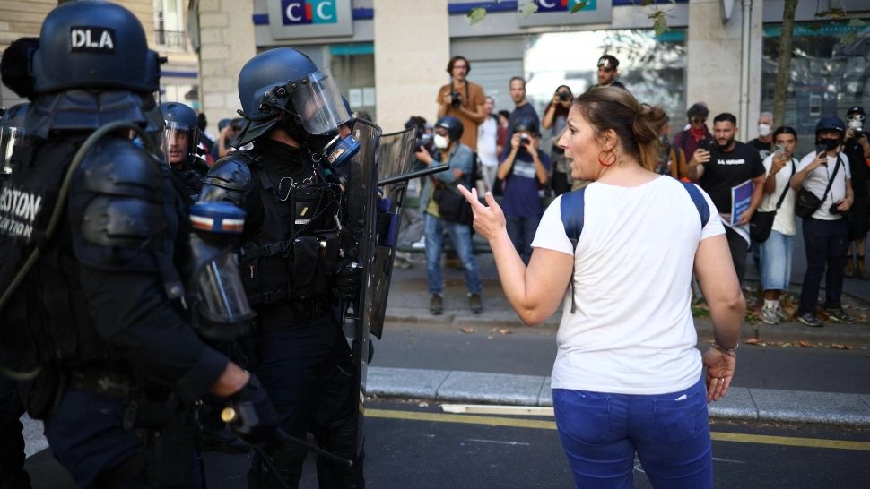 Proteste Franța. Un ofițer de poliție a fost filmat împingând o femeie în Marsilia VIDEO