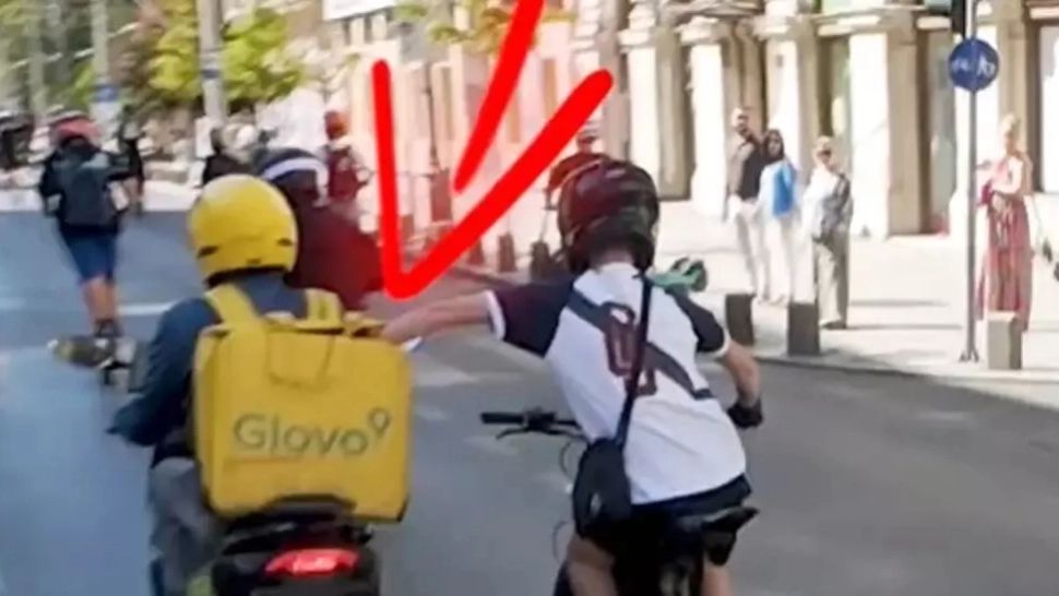 Furt inedit în centrul Capitalei: un adolescent pe bicicletă a furat mâncarea din geanta unui livrator aflat pe scuter