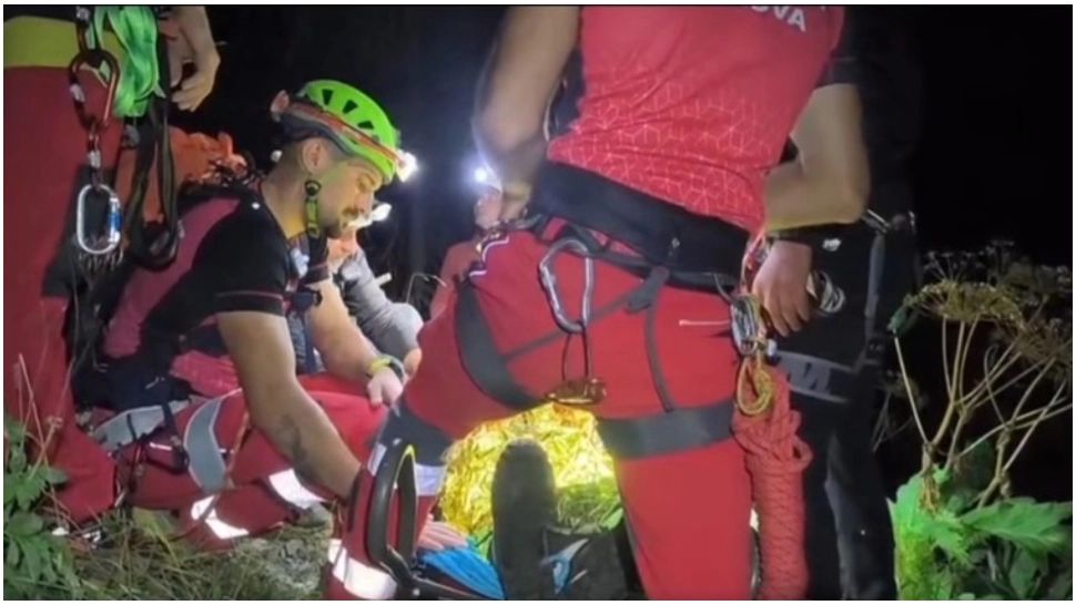 Intervenție dificilă a salvamontiștilor din Prahova. Turist din București, grav rănit după ce a căzut 30 de metri, pe Valea Cerbului - VIDEO 