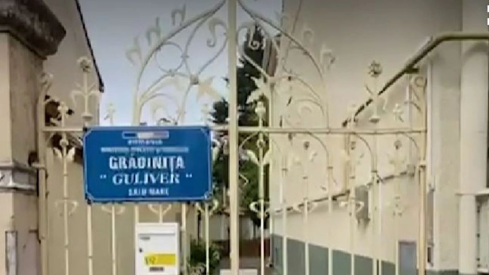 Controversă la o grădiniță din România: copiii, îmbrăcați în uniforme asemănătoare celor din comunism, în prima zi de școală