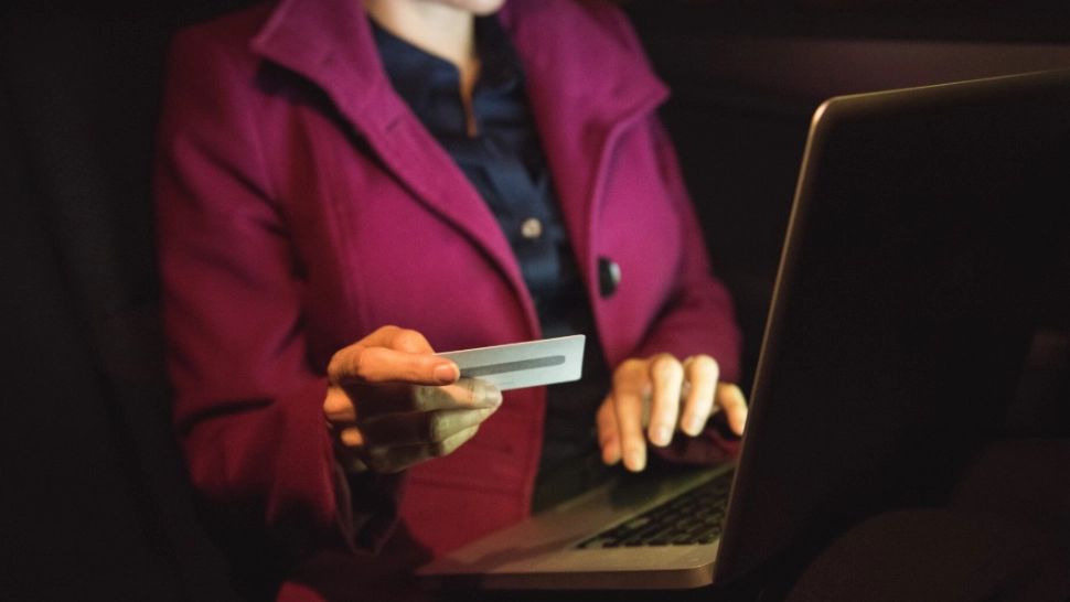 Noua schemă online care goleşte cardurile românilor. DNSC îi avertizează pe cei care fac cumpărături online