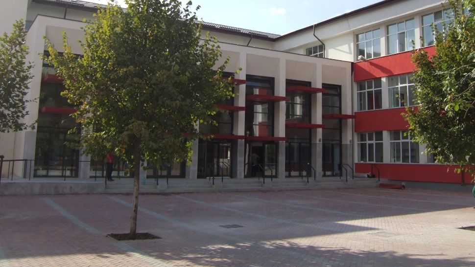 La loc comanda! Conducerea celei mai mari școli din București nu mai demisionează