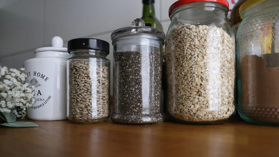 30 de alimente care nu expiră niciodată – cum să-ți faci cămara de urgență