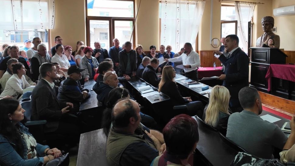 George Simion, în mijlocul românilor din Brad, dați afară de la fabrică. „Cer intervenția premierului și a ministrului Economiei”