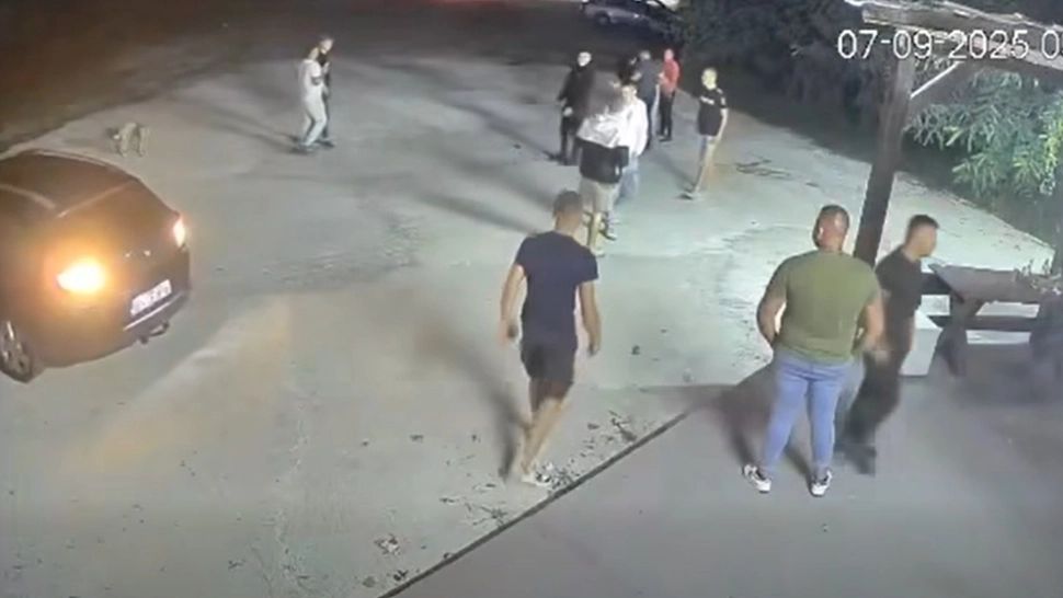 Șofer din Bistrița, arestat după ce a călcat cu mașina cinci tineri în curtea unei discoteci VIDEO